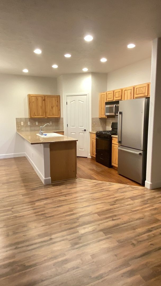Building Photo - Beautiful Lake Forest Townhomes