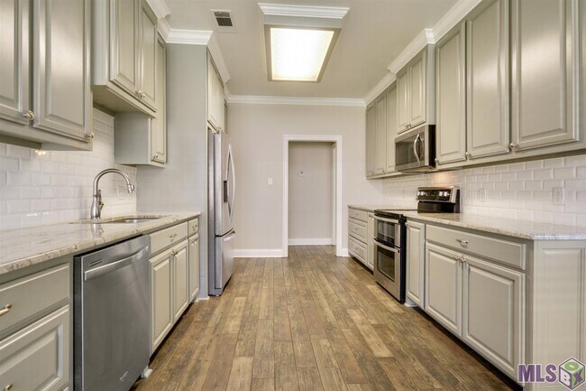 Building Photo - 7668 Elmwood Dr