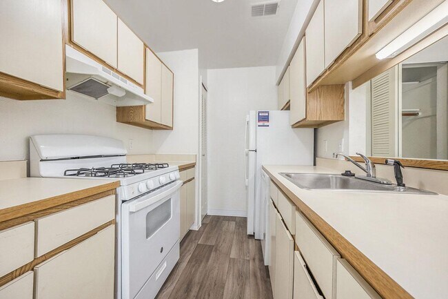 Foto del edificio - Hampton Lakes Apartments