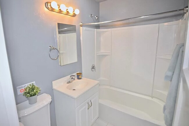 Building Photo - 5BD/2BA, Great Sunroom!
