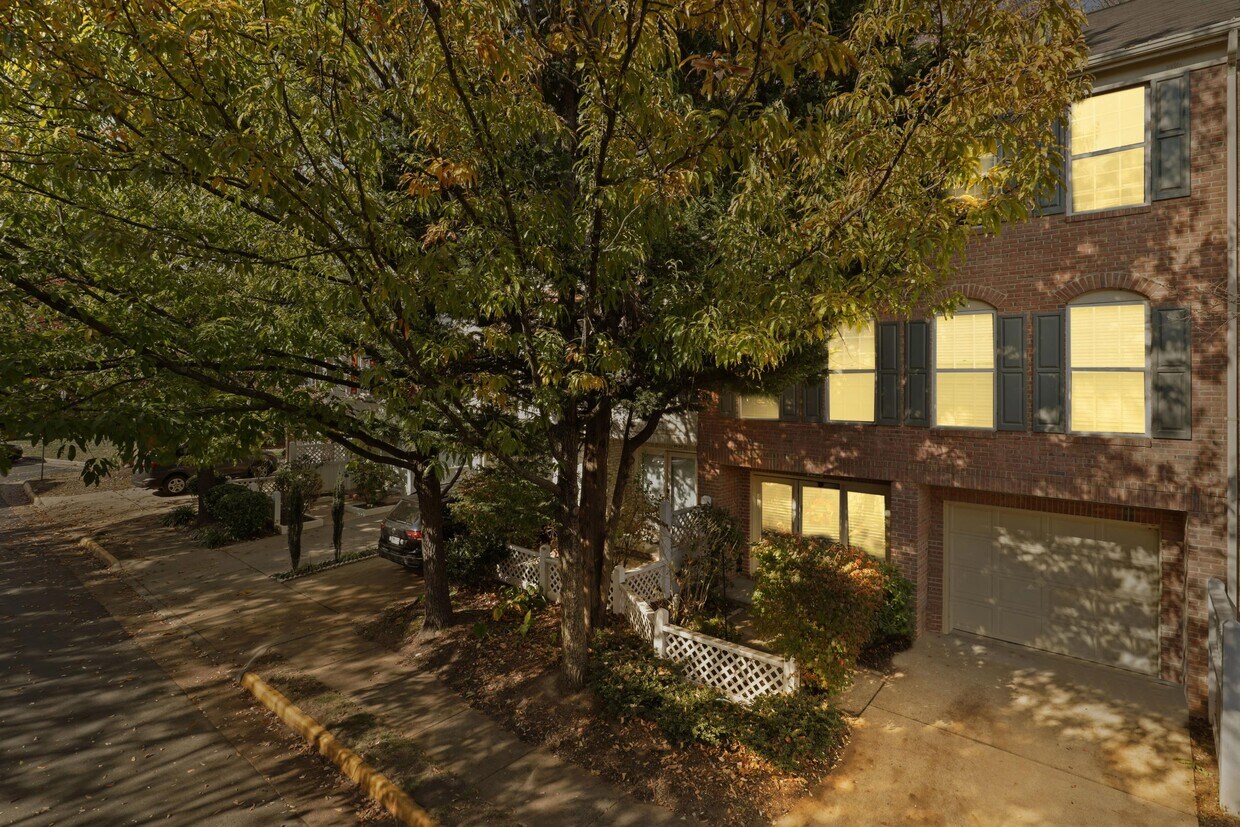Foto principal - 9428 Colonade Dr