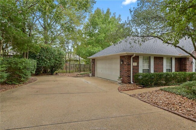 Building Photo - 204 Chimney Hill Dr