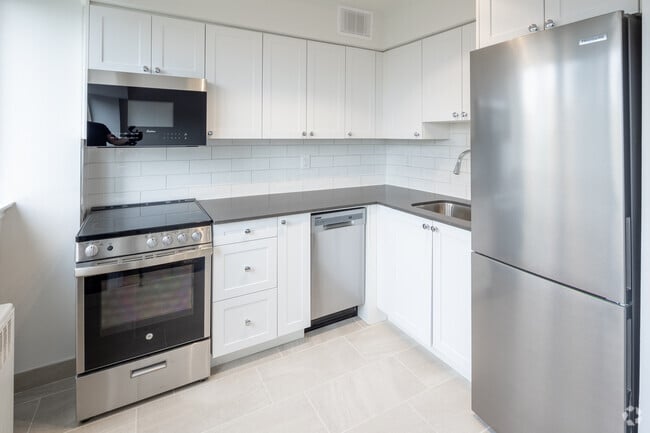 Bachelor, 1 BA - 447 SF - 105 Isabella St