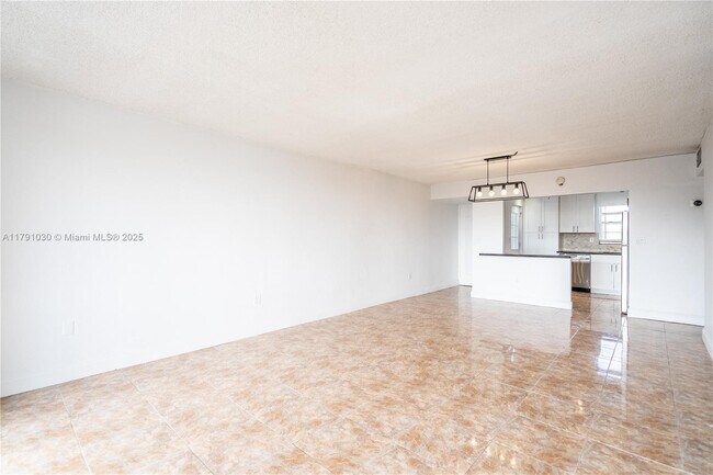Foto del edificio - 7850 Byron Ave