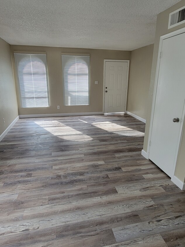 Living Room - 371 W Spruell Ave
