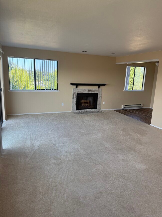 Gran sala de estar - 1602 Naval Ave