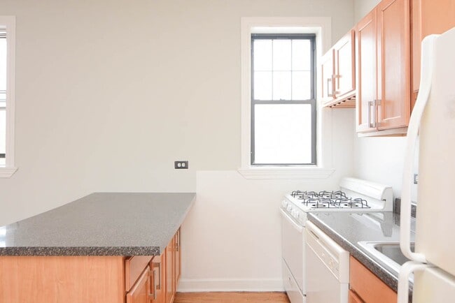 Building Photo - 708 W Barry Ave