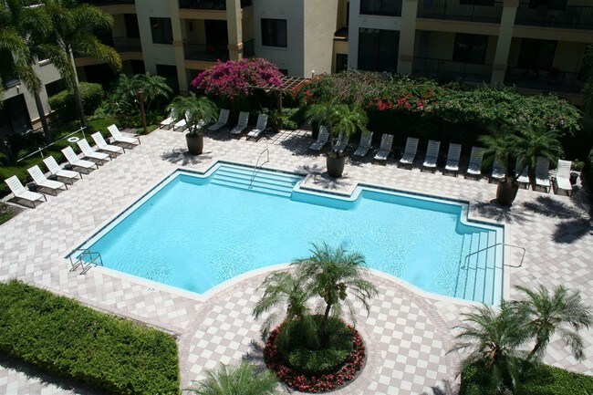 Foto del edificio - 1950 Summit Park Dr