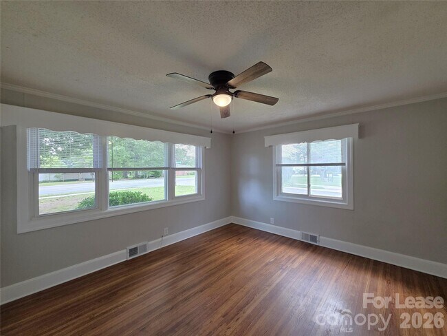 Foto del edificio - 1310 Oakwood Ave