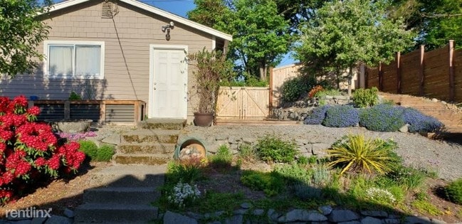 Building Photo - 2 br, 1.5 bath House - 3626 S L St