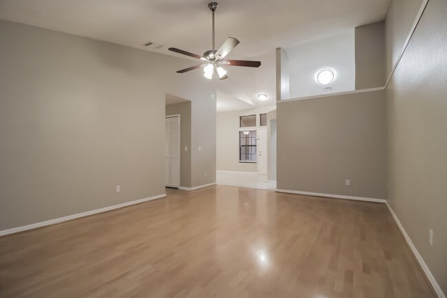 Building Photo - 1052 Alpug Ave