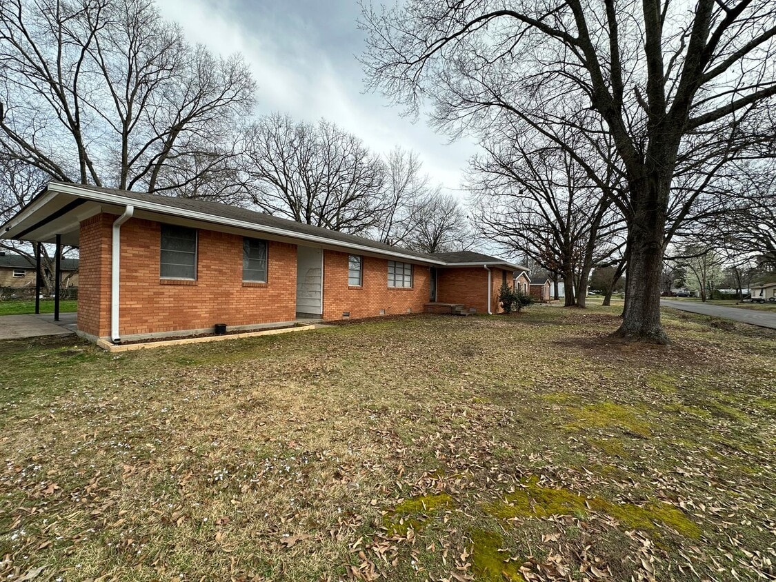 1301 S Cleveland Ave, Russellville, AR 72801 House Rental in