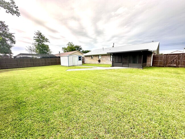 Foto del edificio - Convenient to Tyndall, less than a block t...