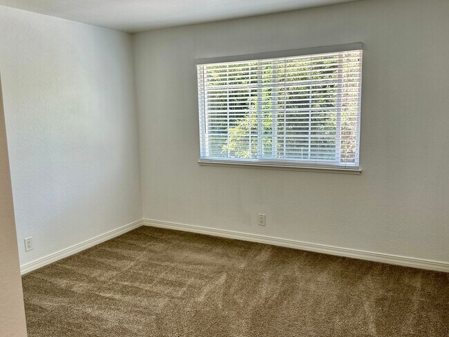 Foto del edificio - Remodeled Condo Near Transit