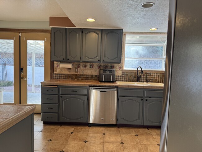 Foto del edificio - 1855 King Edward Dr