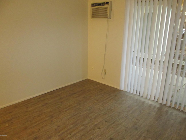 Foto del edificio - 220 W Merritt St