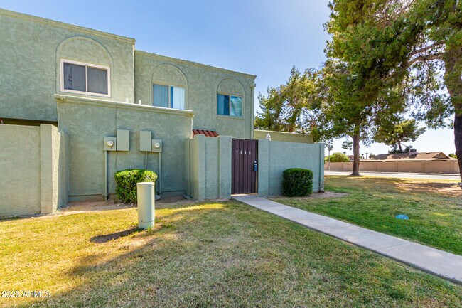 Building Photo - 5446 W Sheena Dr