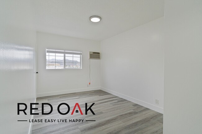 Building Photo - Spacious Two Bedroom with Stunning Hardwoo...