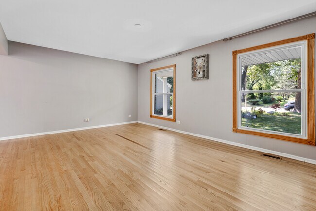 Building Photo - 320 S Birchwood Dr