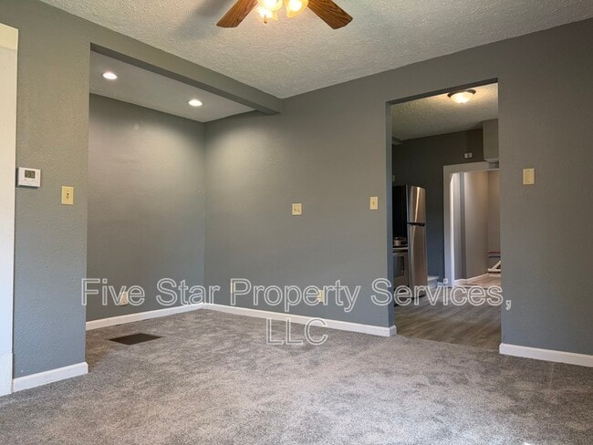 Building Photo - 229 W Allen St