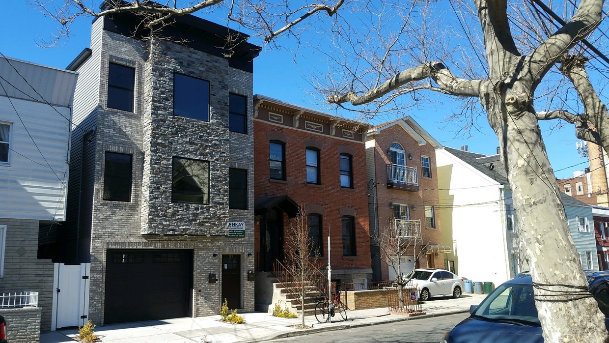 front - 165 New York Ave