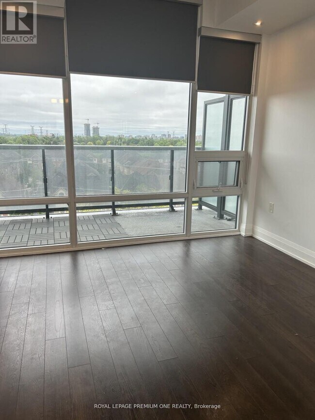 Photo du bâtiment - 4800 Hwy 7