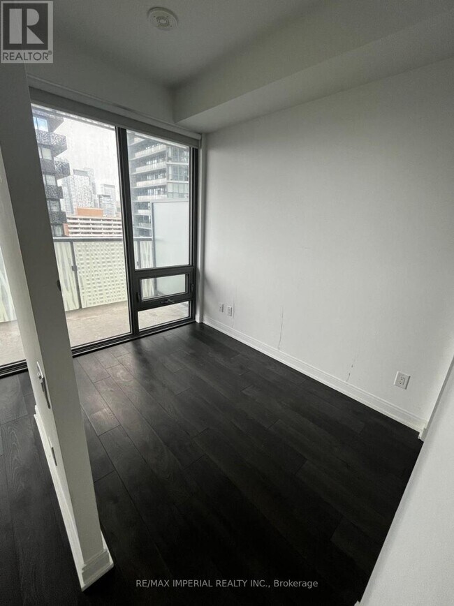 Photo du bâtiment - 50A-2350 Charles St E