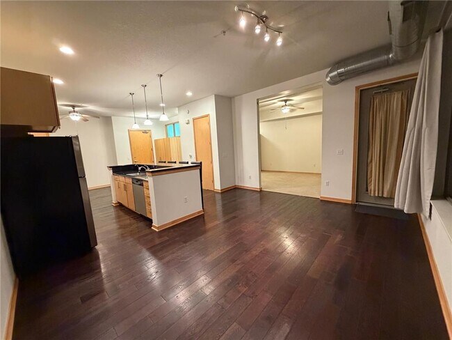 Foto del edificio - 3640 Wooddale Ave S