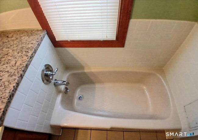 Building Photo - 652 High St