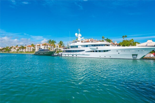 Foto del edificio - 5226 Fisher Island Dr