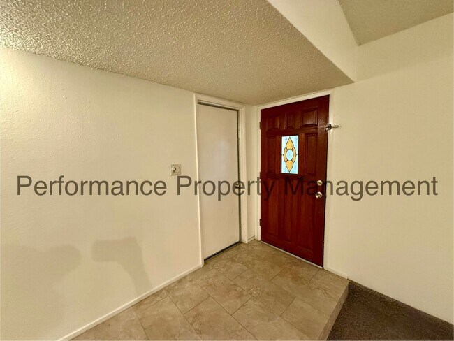 Foto del edificio - Cute 3 Bed/2 Bath SE Bakersfield Home w/ RBP & $0 Deposit Option