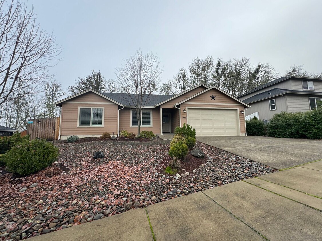 Primary Photo - Well maintained, updated 3 bedroom home in...
