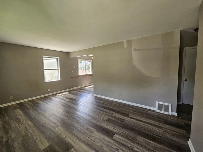Foto del edificio - Charming 3-Bedroom Home with Private Yard ...