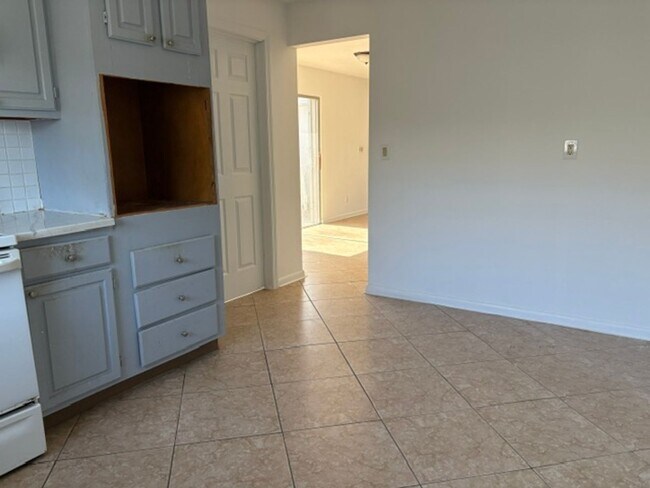 Building Photo - Charming 2-Bedroom Ranch in Cape Coral’s B...