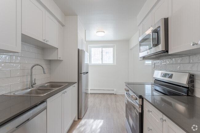 2BR, 1BA - 842SF - Kitchen & Dining Room - Woodford Apartments