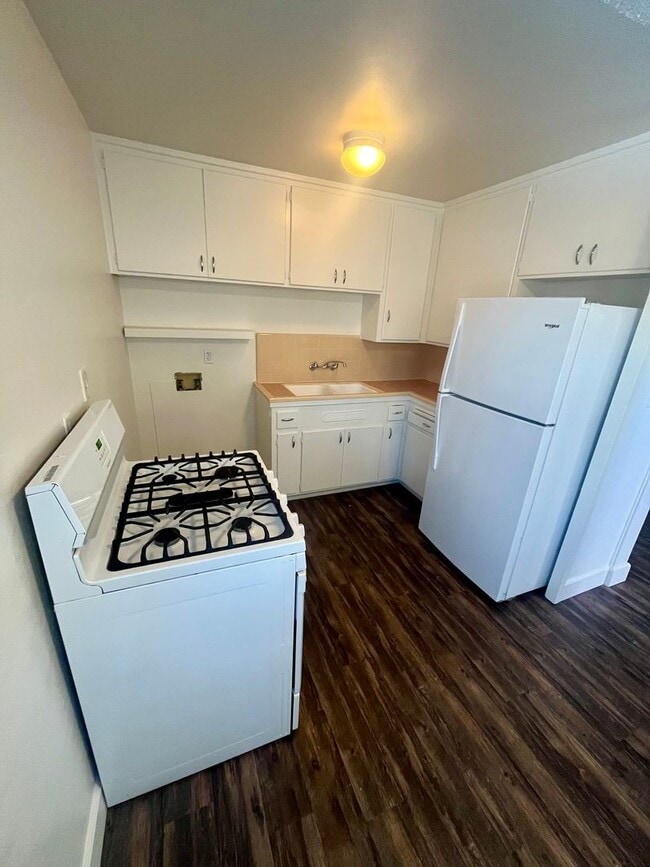 Building Photo - Two Bedroom Apartment at Moonlight Beach