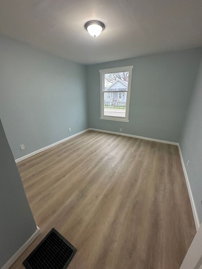 Building Photo - Great Location! 2 BEDROOM DUPLEX LOWER UNIT WITH BACKYARD