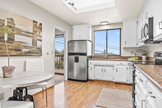Building Photo - 511 Lakemead Way