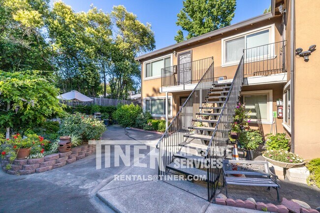 Building Photo - Charming Carmichael condo