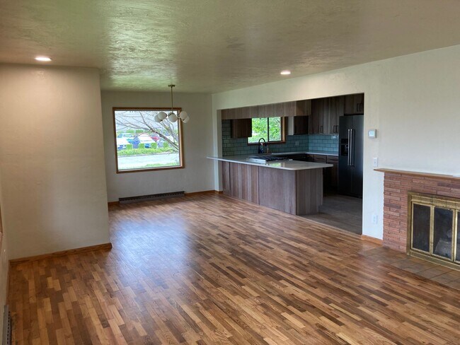 Foto del edificio - STATUS: AVAILABLE- | R274B | $2195
