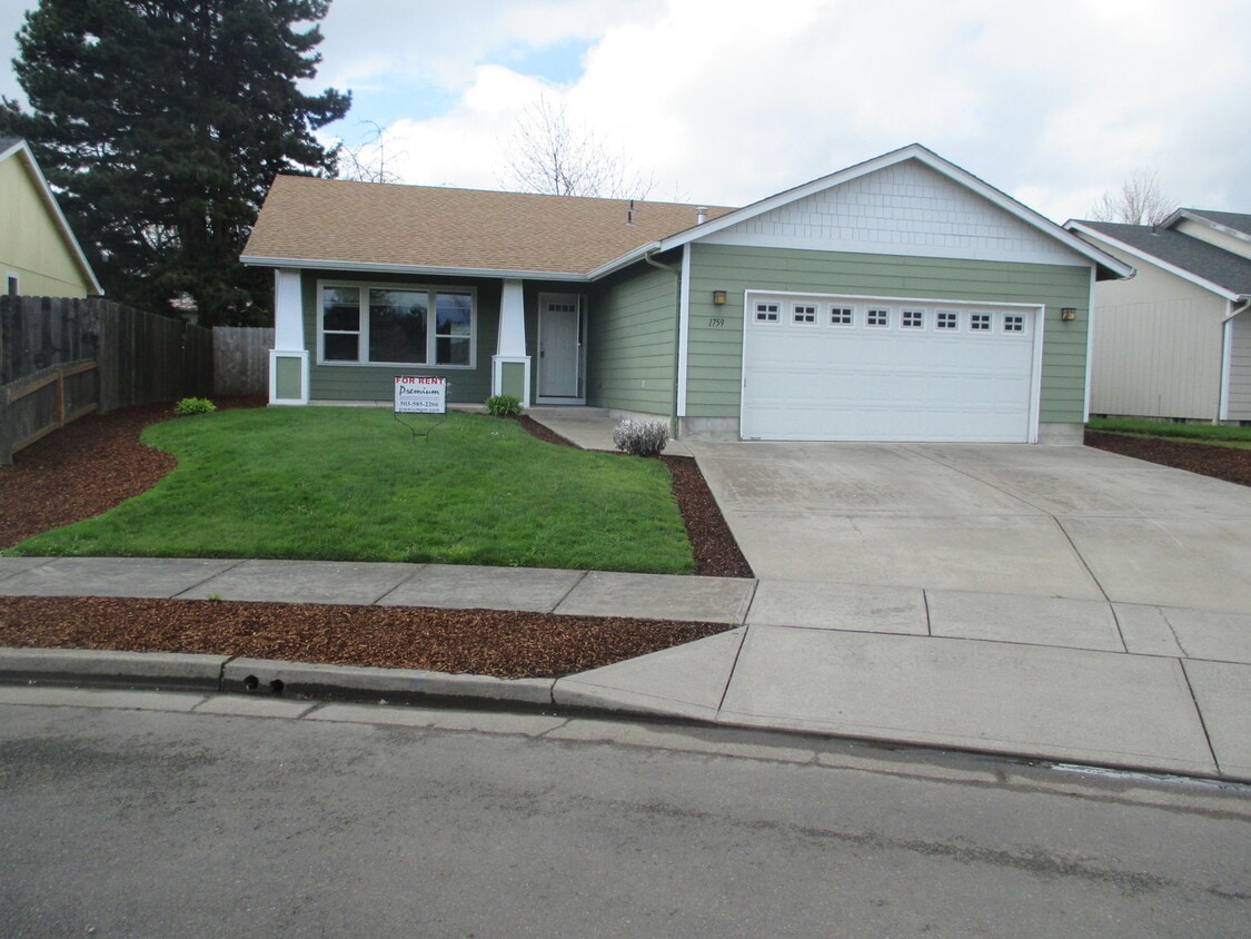 Primary Photo - Three Bedroom in North Salem with Fenced B...