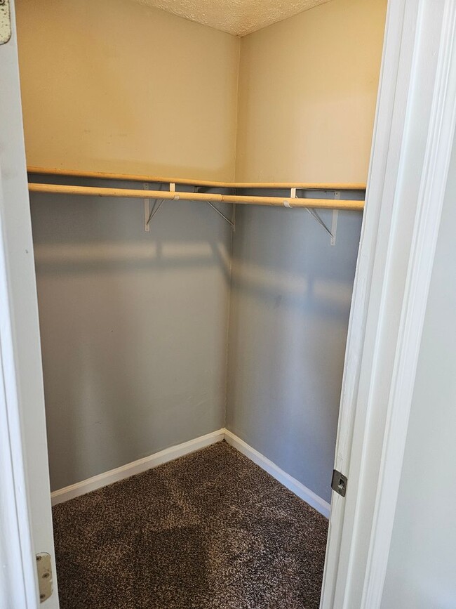 Building Photo - EHA Approved 3 Bed 2-bathroom home