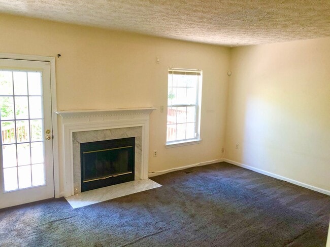 Building Photo - Lovely 3 BA/2 Full BA & 2 Half BA Townhome...