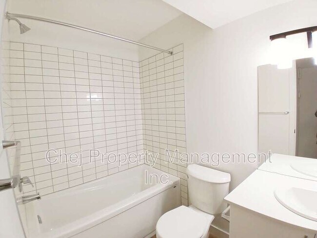 Photo du bâtiment - 20960-20919 19 Ave NW