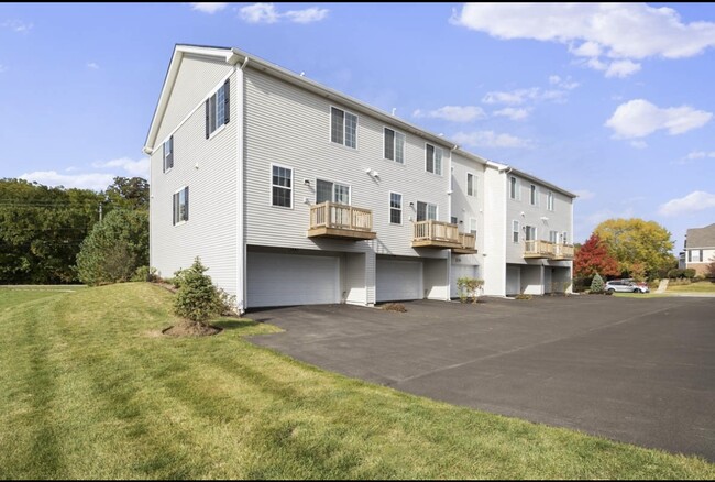 Building Photo - 3820 Bissel Dr