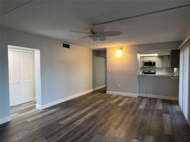 Foto del edificio - 8825 Bay Pointe Dr