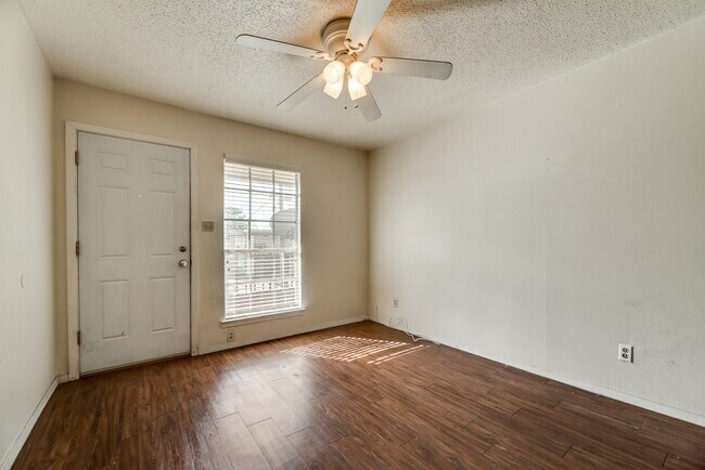 Foto del edificio - 108 E Cedar St