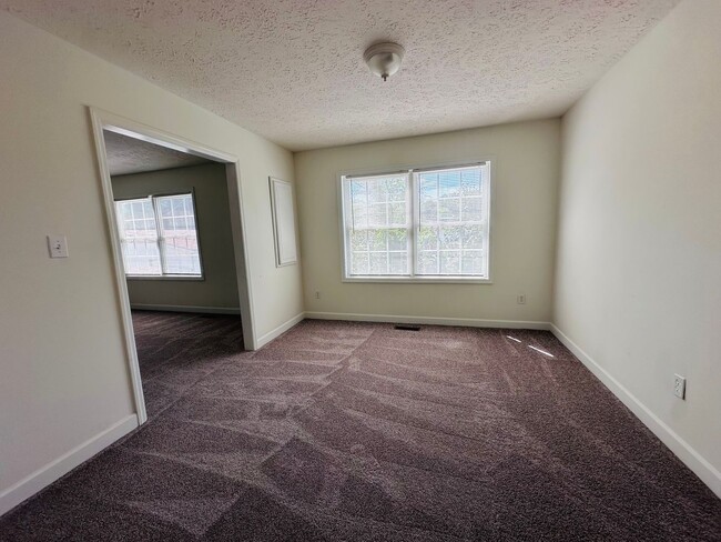 Building Photo - 3 Bedroom 2 Bath Duplex