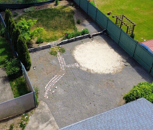 Building Photo - 3-Bedroom, 1-Bathroom Duplex Near Coburg Road