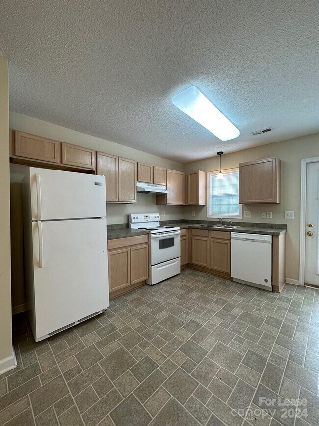 Building Photo - 1619 Oak Leaf Dr NW